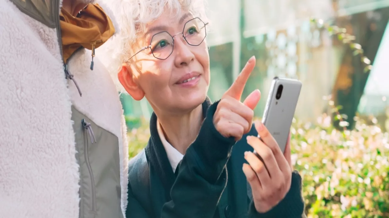 Sharp, Yaşlılar İçin Özel Akıllı Telefon Çıkardı: Telefon, Yıkanabiliyor!