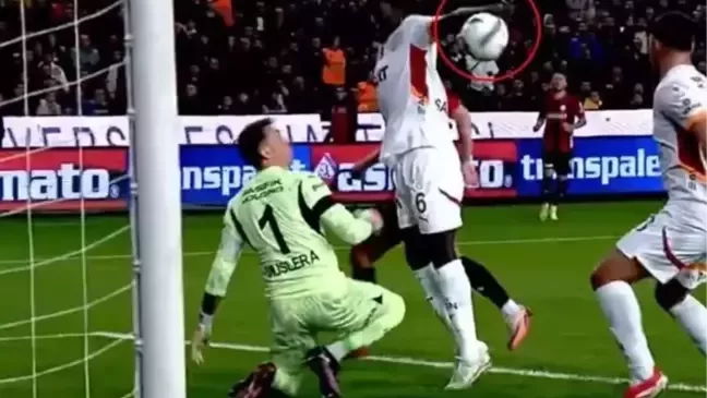 Davinson Sanchez'in Elle Topa Teması Tartışmaları: Gaziantep FK Maçında Penaltı Kararı Doğru Muydu?